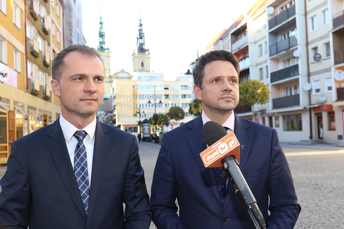 Wsparcie ze stolicy. Trzaskowski agitował w Legnicy za Rabczenką