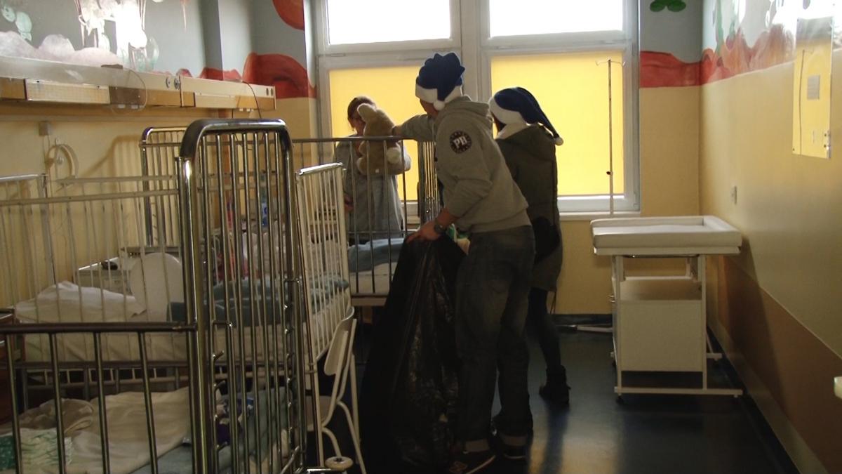 Kibice proszą o pluszaka dla dzieciaka 