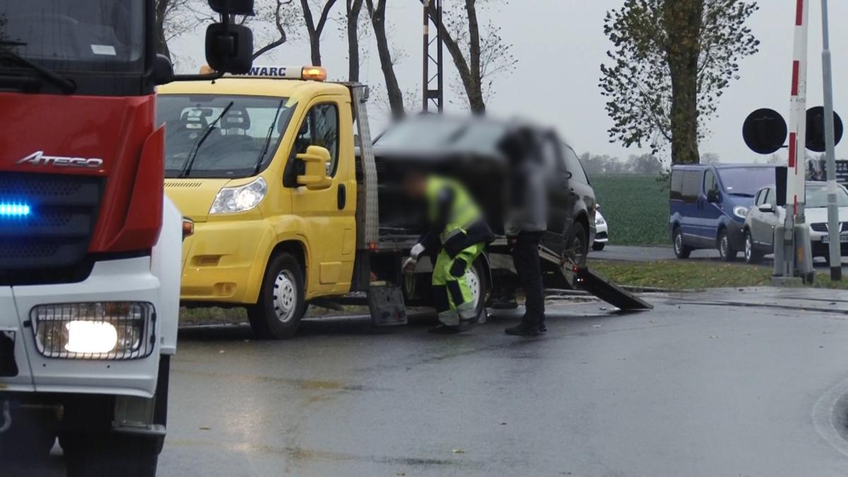Groźnie wyglądające zderzenie na przejeździe kolejowym