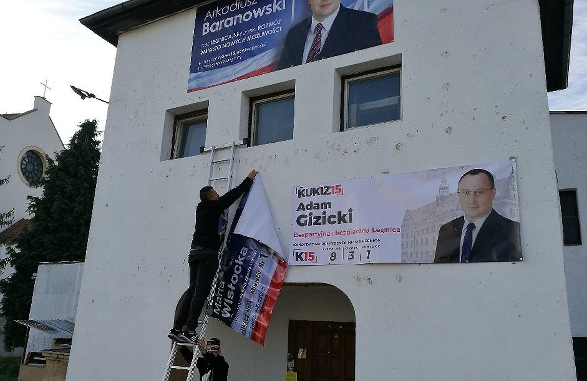 Kampania na parafii. PiS ściąga baner kandydata Kukiz