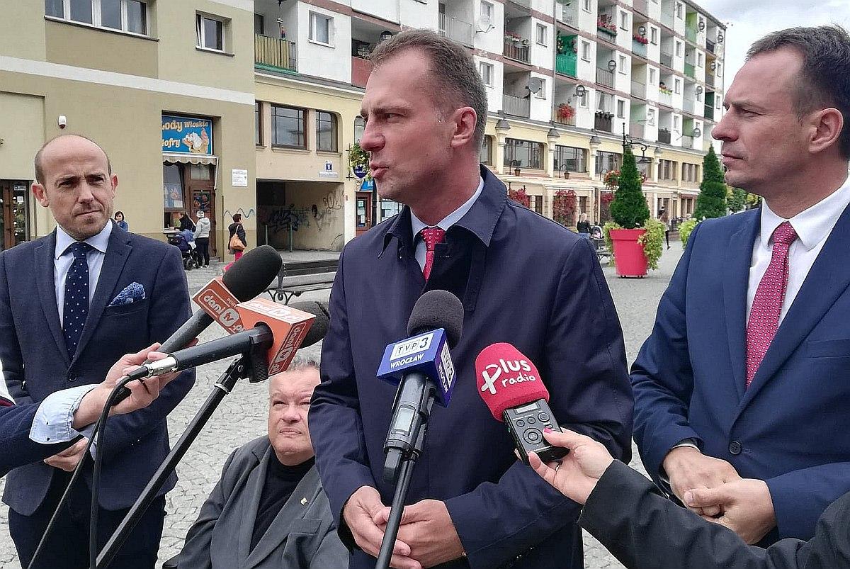 Budka murem za Rabczenką, Borysem i Frostem
