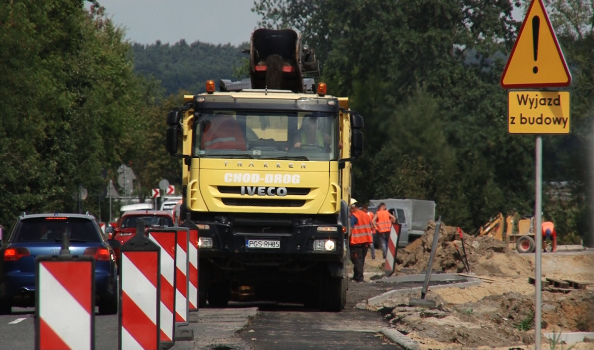 Poszerzają i przebudowują drogę w Rzeszotarach 