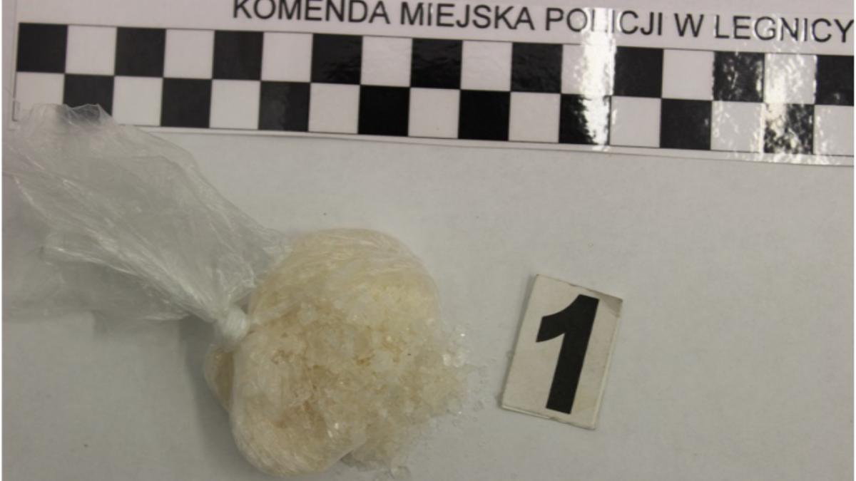 Motorowerzysta-diler w rękach policjantów