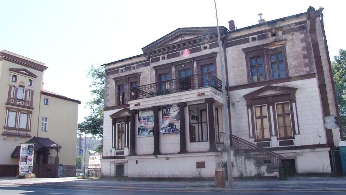 Rozbierają Dom Hutnika. Nie ma już dachu 