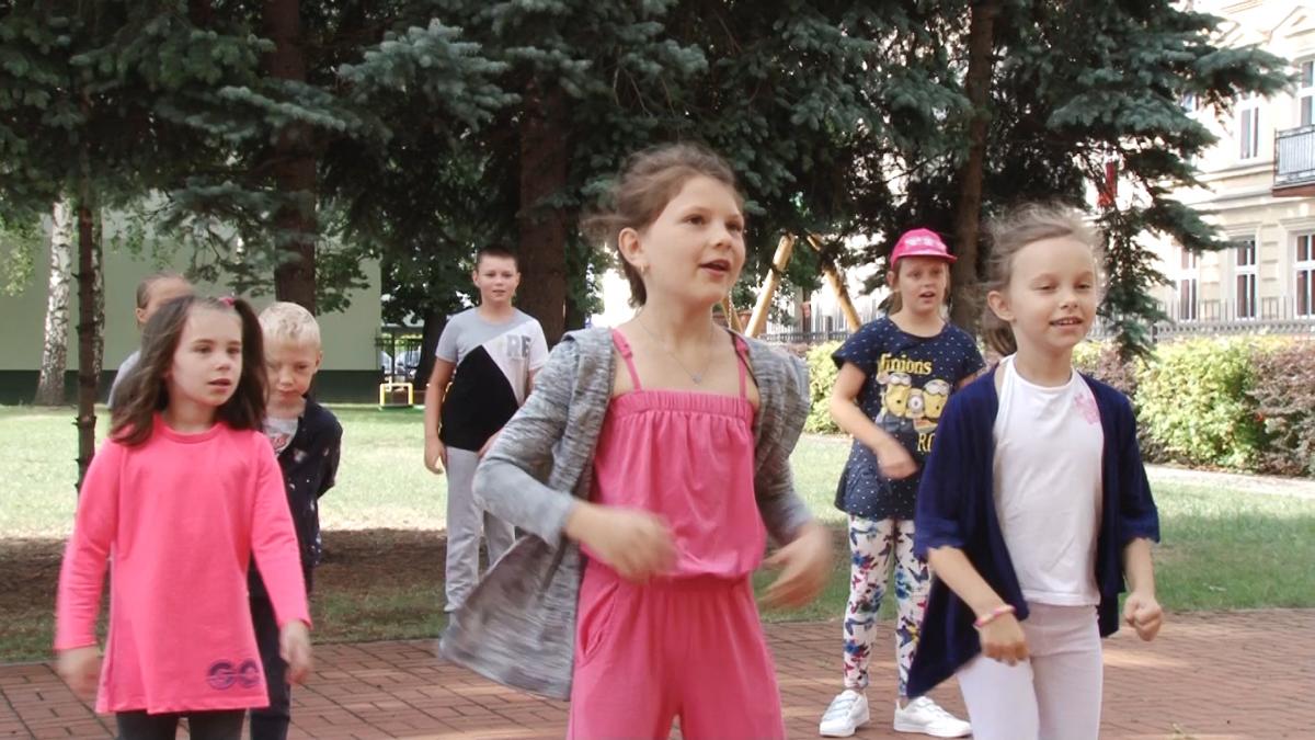 Dzieci podczas wakacyjnych zajęć uczą się jak wezwać pomoc