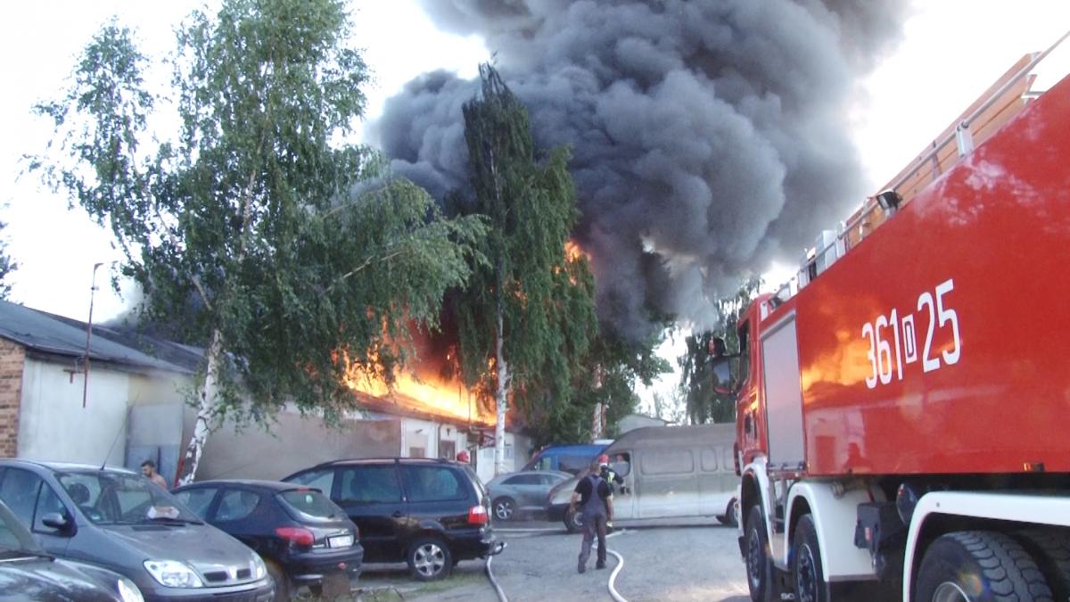 Groźny pożar warsztatów samochodowych