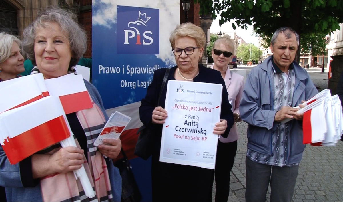 Parlamentarzystki uczciły Dzień Flagi