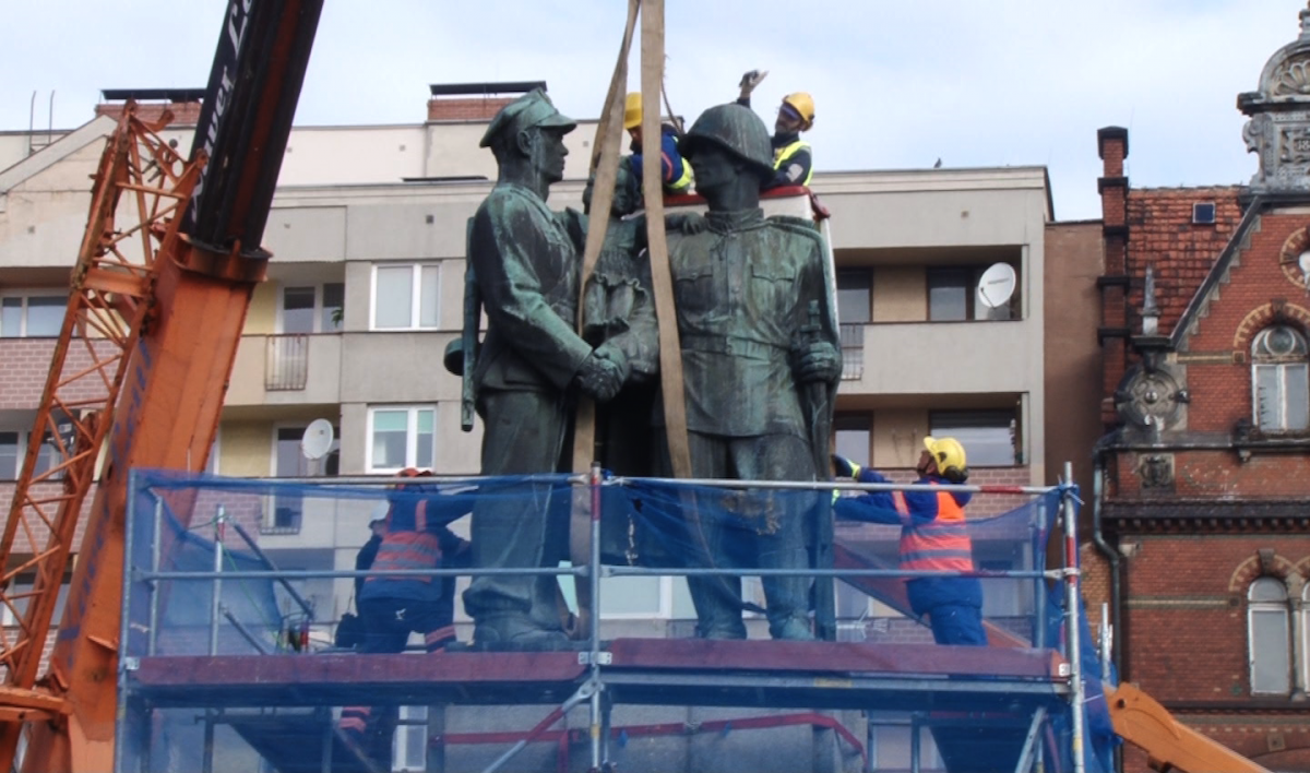 Pomnik odjechał w siną dal
