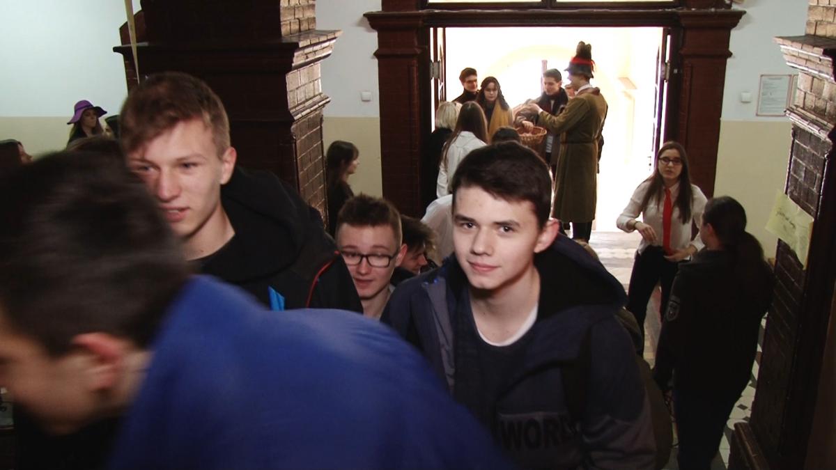 Dni otwarte II LO w Krainie Czarów, nauk ciekawych i mrocznych tajemnic  