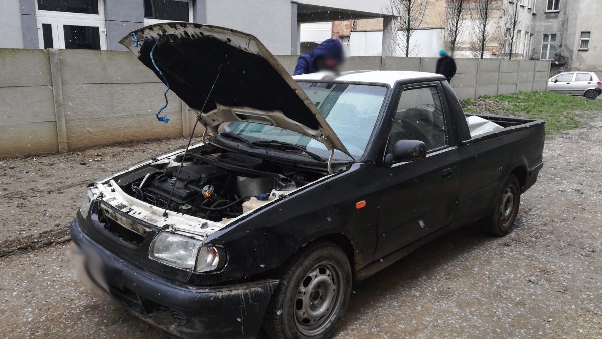 Volkswagena Caddy na kradzionych tablicach rejestracyjnych znaleziono na Nowym Świecie w Legnicy