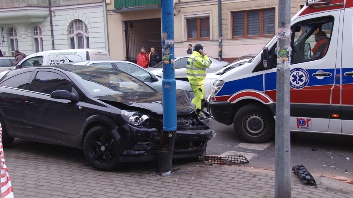 Zderzenie trzech aut na przejściu przy Złotoryjskiej