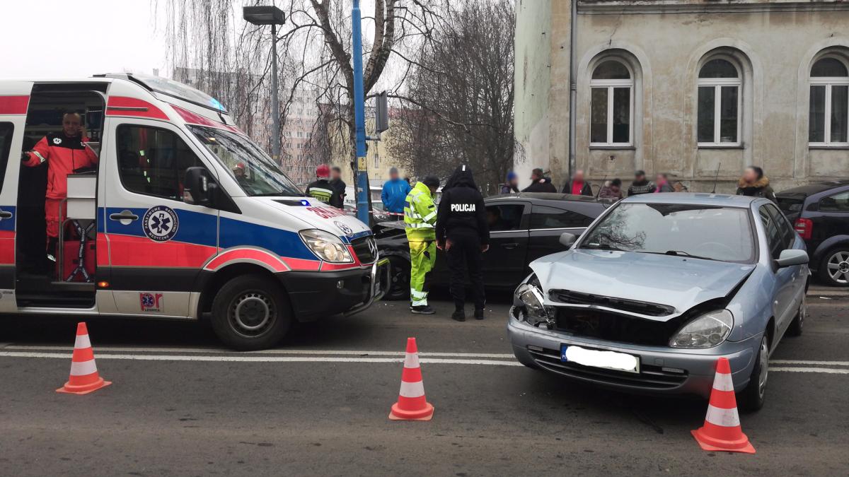 Zderzenie trzech samochodów na ul. Złotoryjskiej w Legnicy