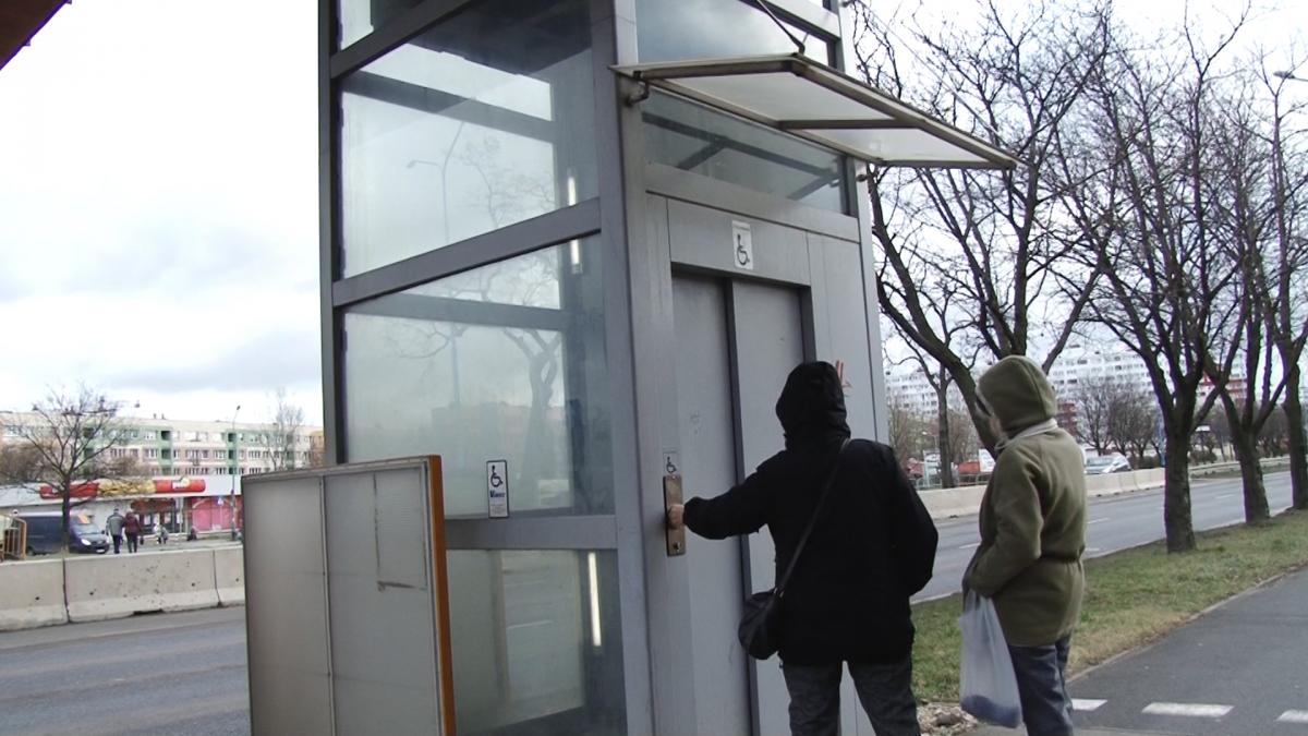 Nieczynna winda na osiedlu Kopernika