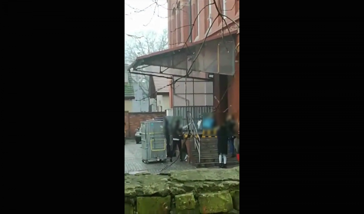 Jak traktują paczki na Poczcie Polskiej? Spójrzmy na film 