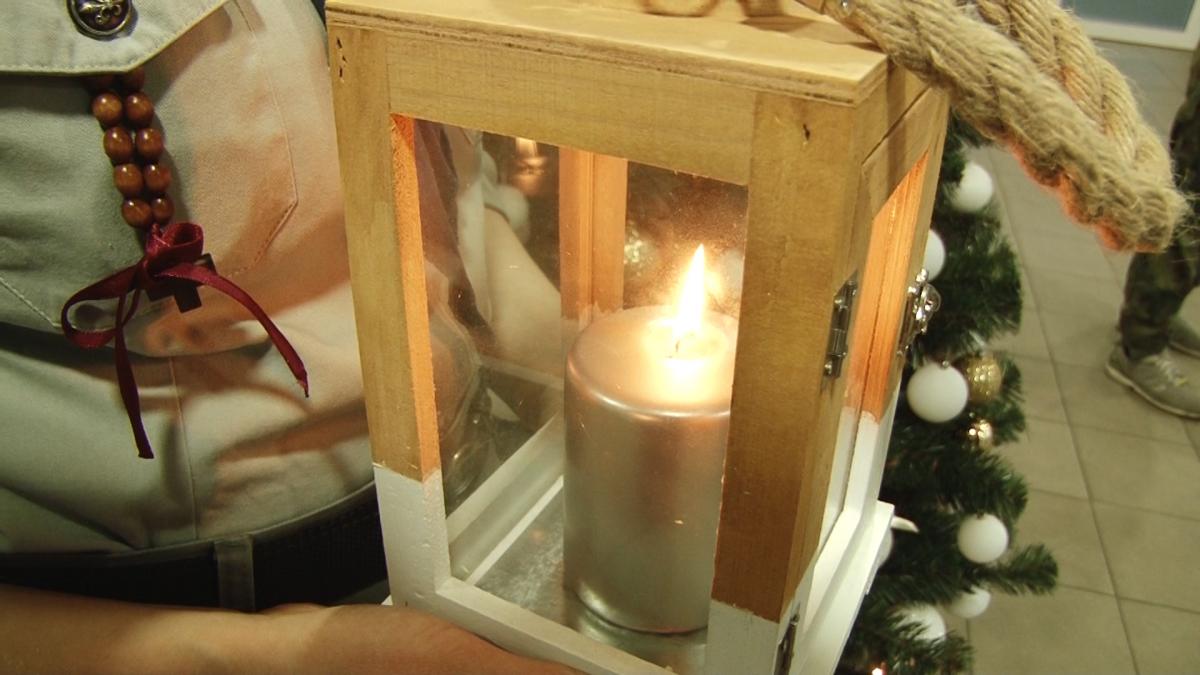 Legniccy harcerze przekazują Betlejemskie Światło Pokoju