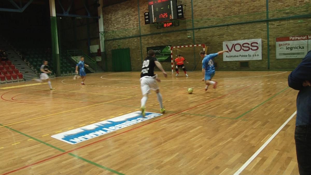 Strażacy rozbili mistrza w LLH