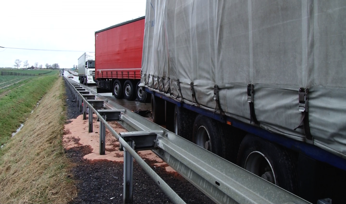 Zderzenie dwóch ciężarówek na A4. Kierowca jednej z nich nie przeżył