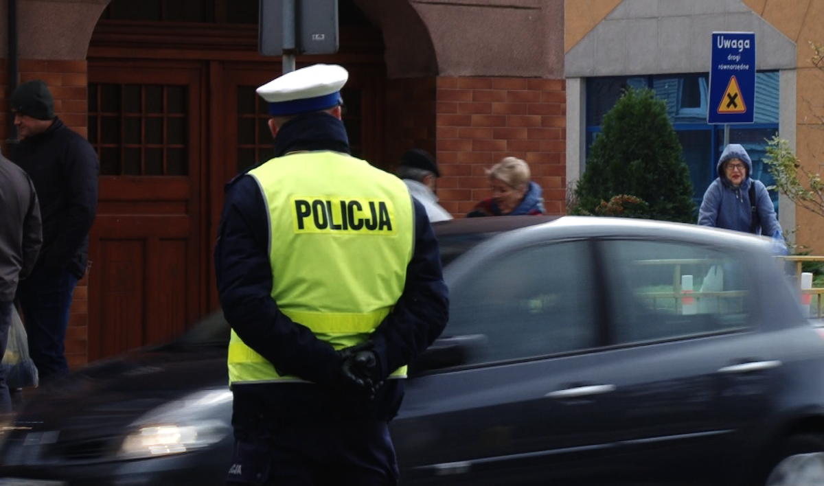 Więcej policjantów pojawiło się na drogach i cmentarzach