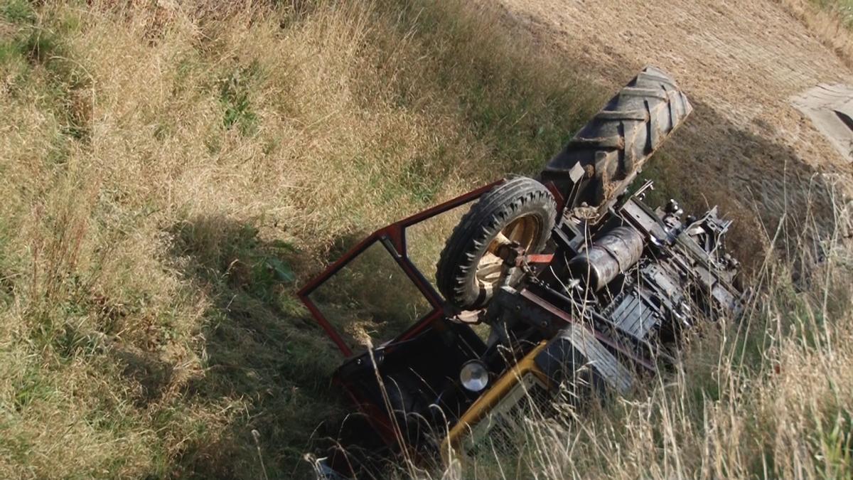Ciągnik rolniczy wpadł do rowu przy autostradzie