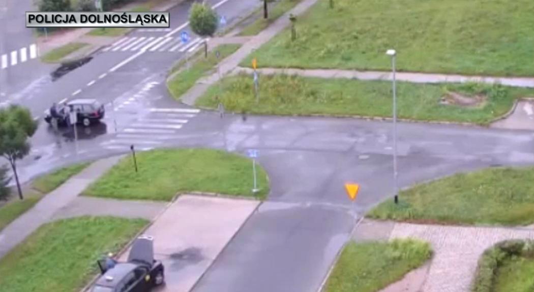Zasłabł na środku skrzyżowania. Pomogli mu dopiero policjanci