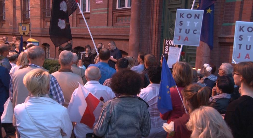 150 legniczan we wtorek protestowało z KODem pod sądem!