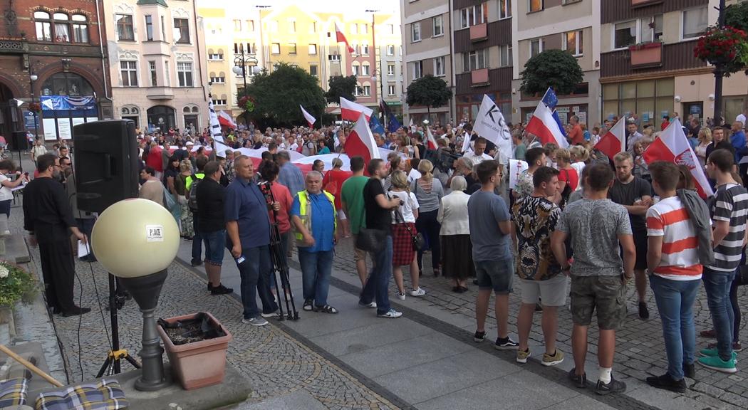 Schetyna protestował z legnickim KOD-em pod Teatrem!