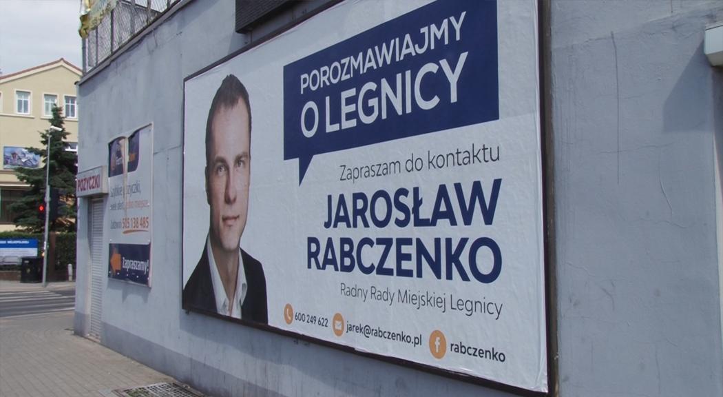 Na bilbordach upublicznia swój numer telefonu  i zachęca 