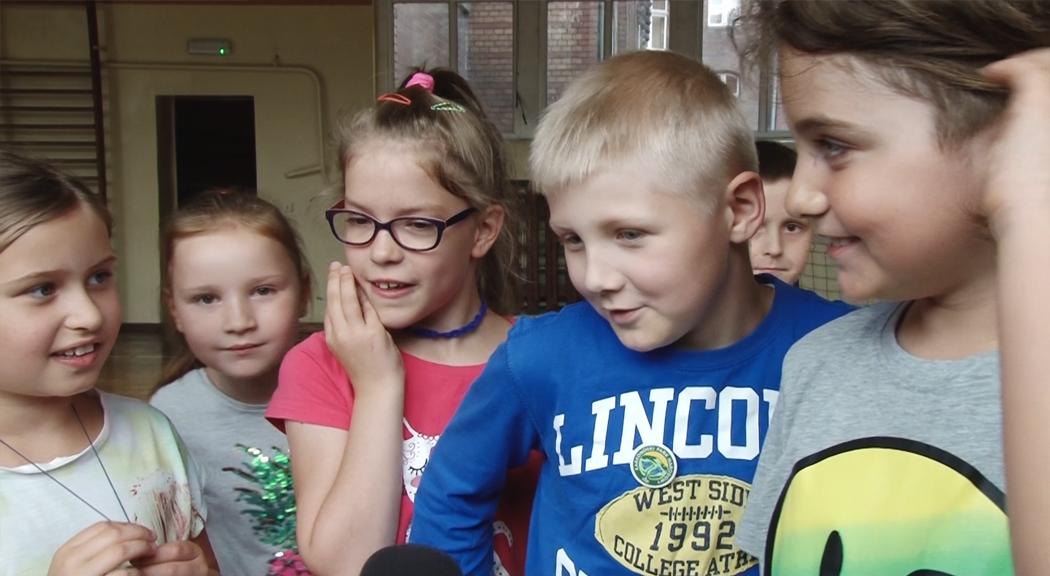 Dzieci na półkoloniach uczą się i bawią w czasie wakacji