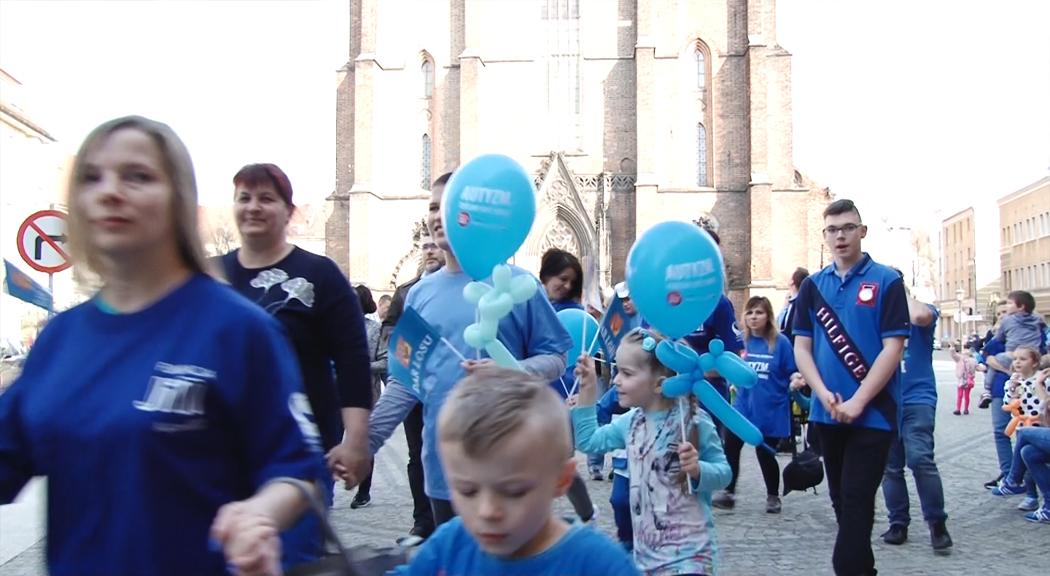 Autyści przeszli przez legnicki rynek!