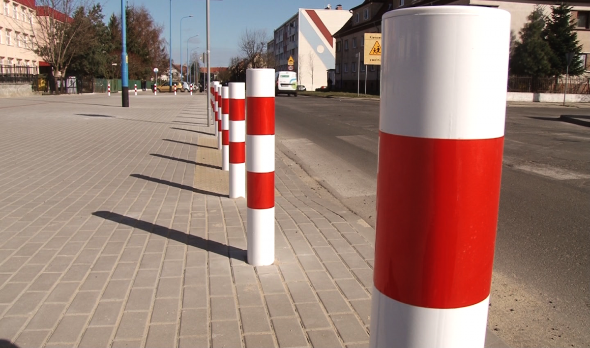 Legniczanie: te słupki są niebezpiecznie i nieprzemyslane