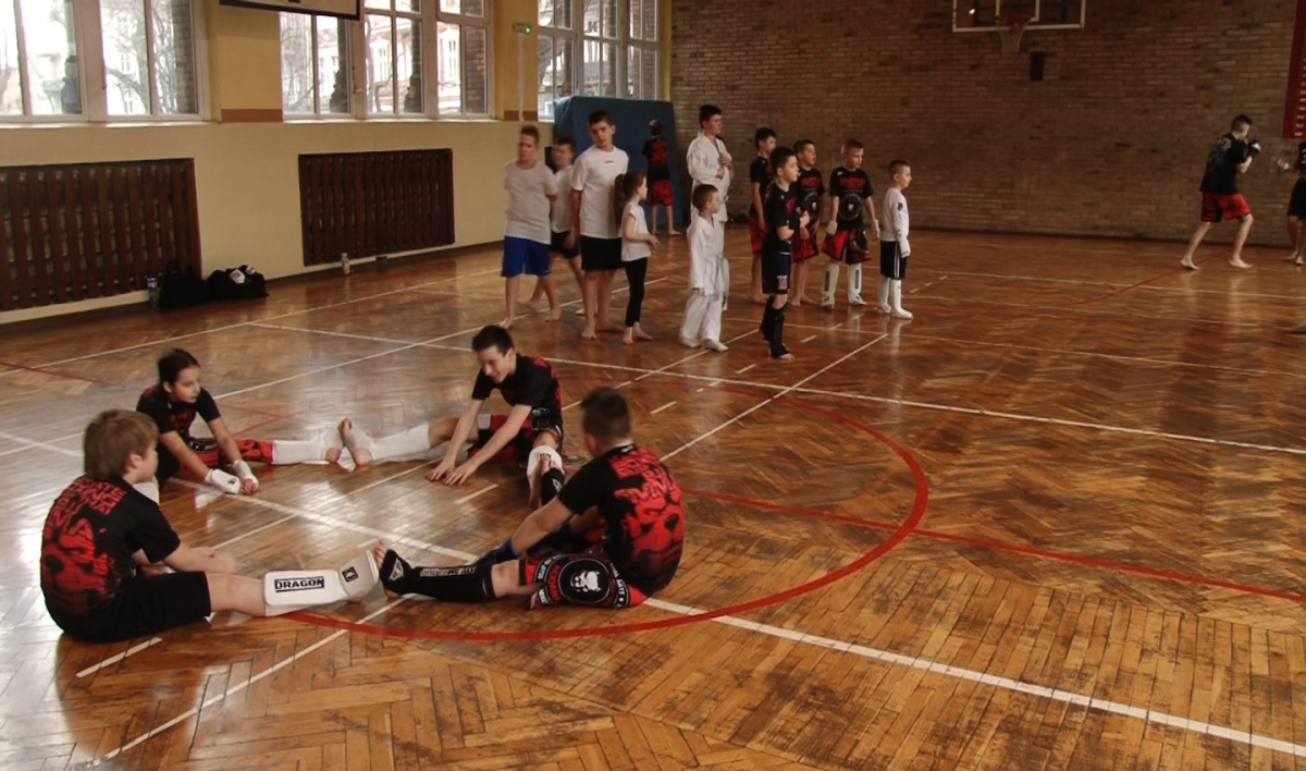 Młodzi legniccy kick boxerzy wrócili z zawodów z wieloma medalami
