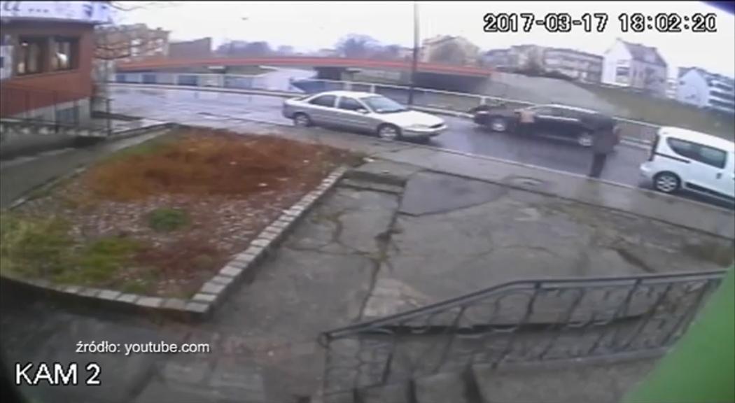 Weszły na jezdnię pod rozpędzone auto. Mamy nagranie