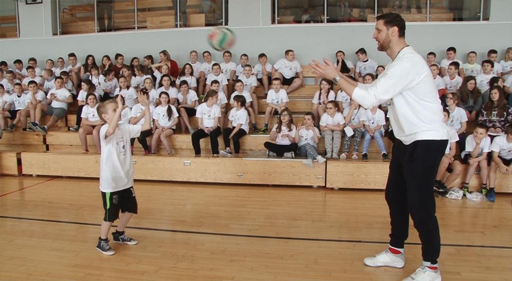 Gwiazda siatkarskich parkietów promowała sport w podlegnickich szkołach
