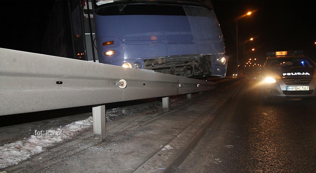 Rozbił autobus mając prawie 2.5 promila