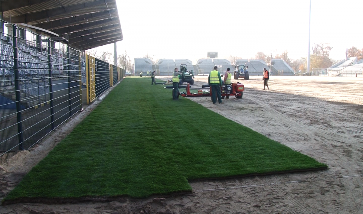 Na stadionie rozkładają już murawę