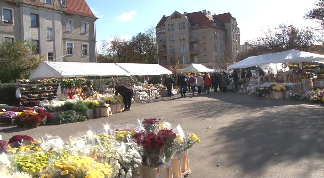Co legniczanie położą w tym roku na grobach?