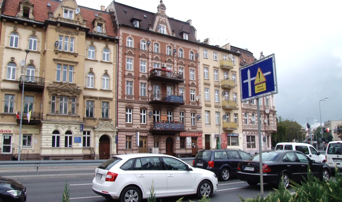 Sceny jak z filmu akcji w centrum miasta