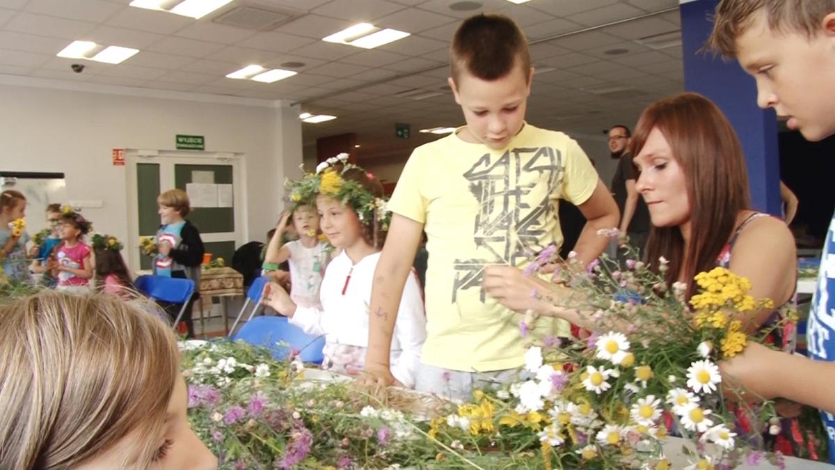 Dzieciaki spędzają wakacyjny czas w Koperniku