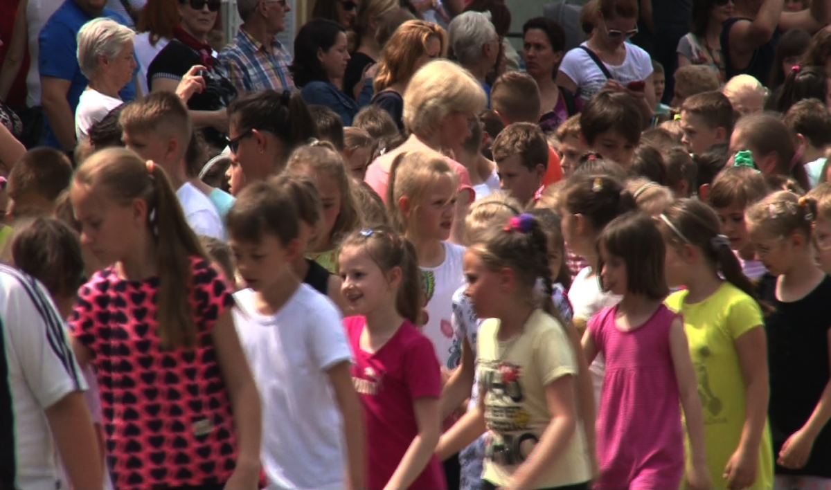 Chojnowianie  pobili Rekord Polski w tańczeniu „Belgijki”.