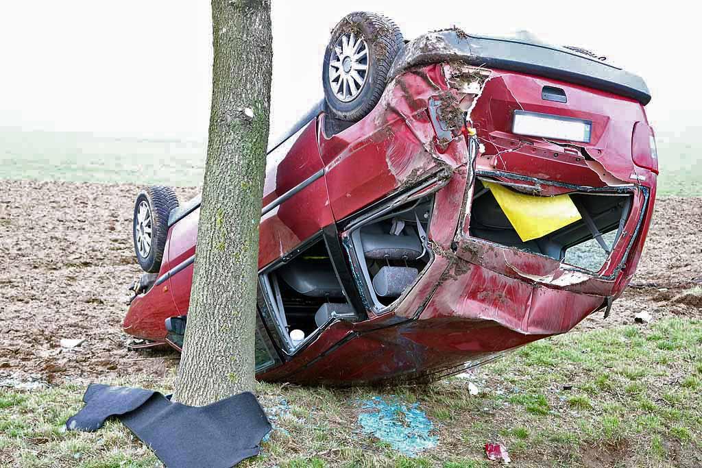 Wypadek na DK3. Fiat dachował na łagodnym łuku