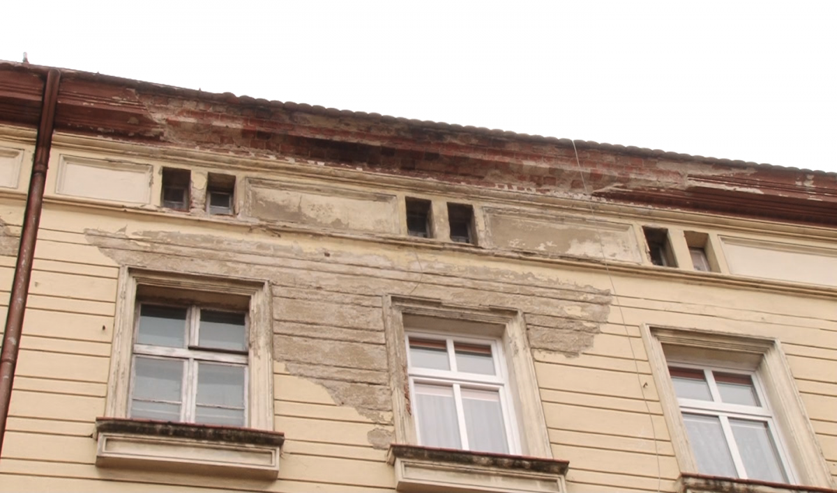  O włos od tragedii - spadł gzyms z kamienicy