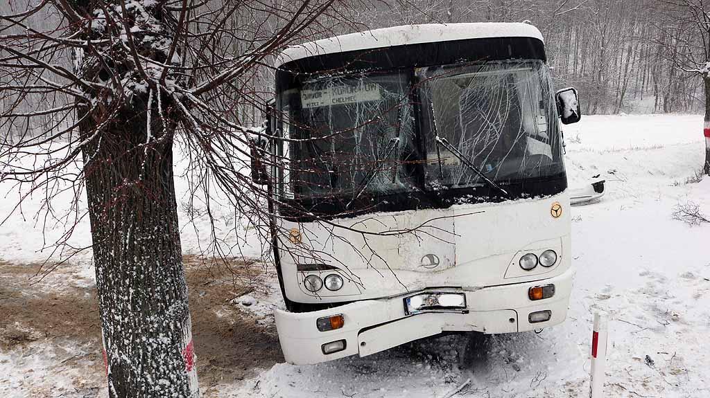 [MYŚLINÓW] Wypadek szkolnego autobusu – foto & wideo
