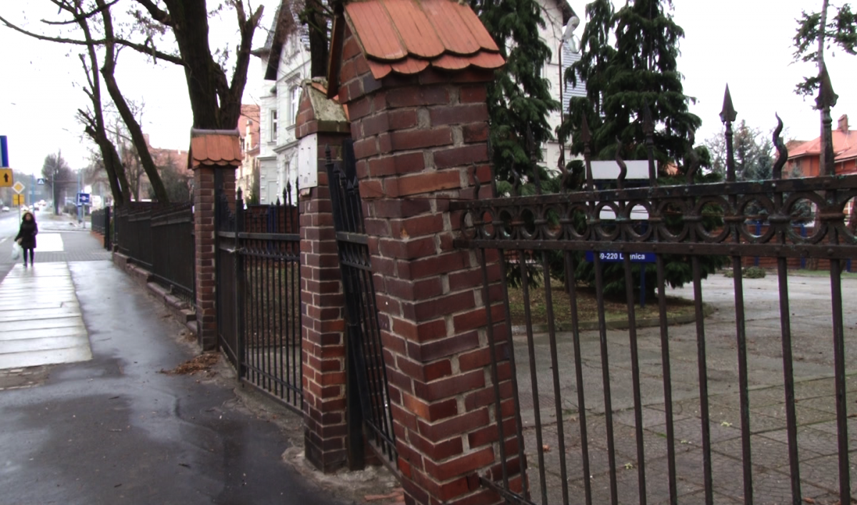 Niebezpieczny słupek przy Złotoryjskiej