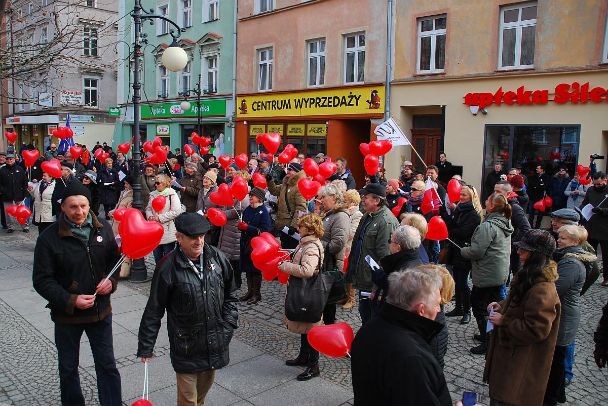 KOD pod hasłem /Zakochani w demokracji/ demonstrował dziś w centrum Legnicy