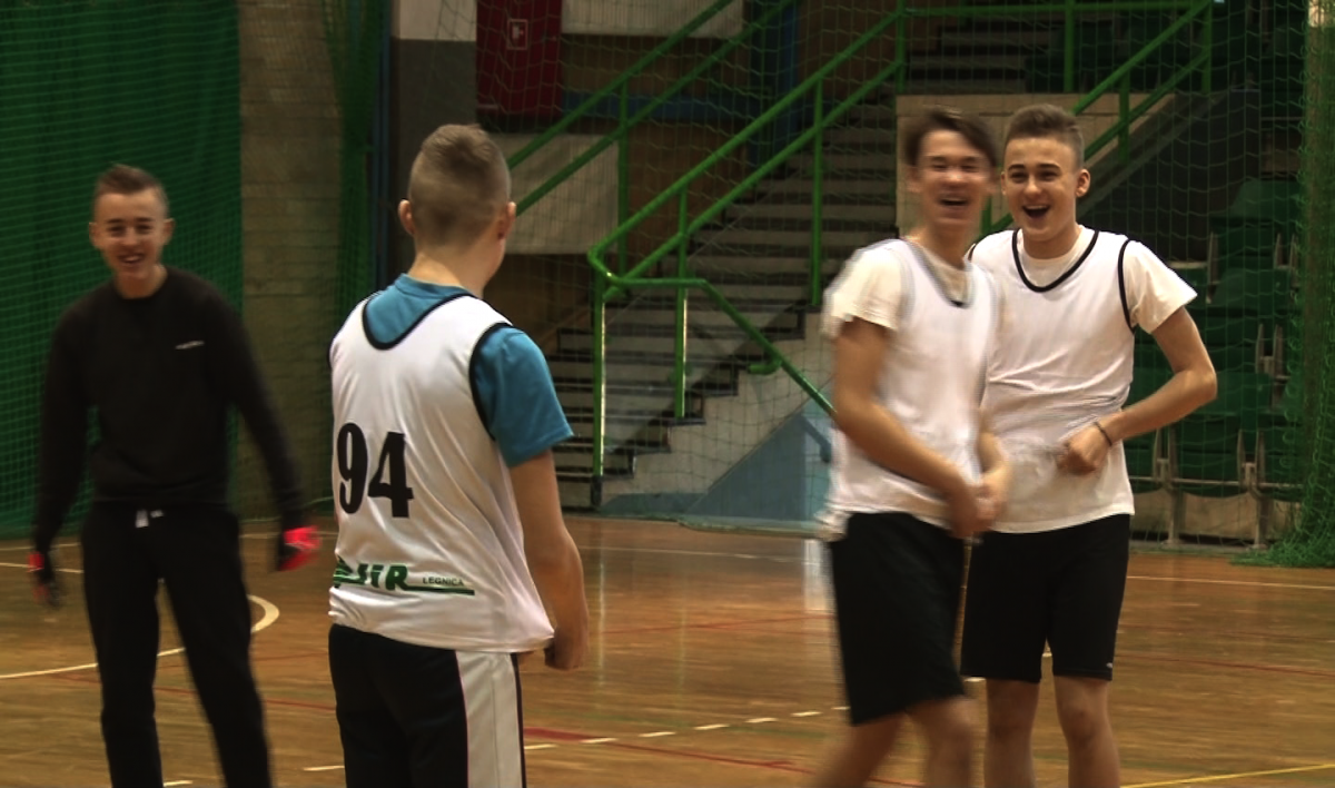 Sportowe zajęcia w halach legnickiego OSiR-u
