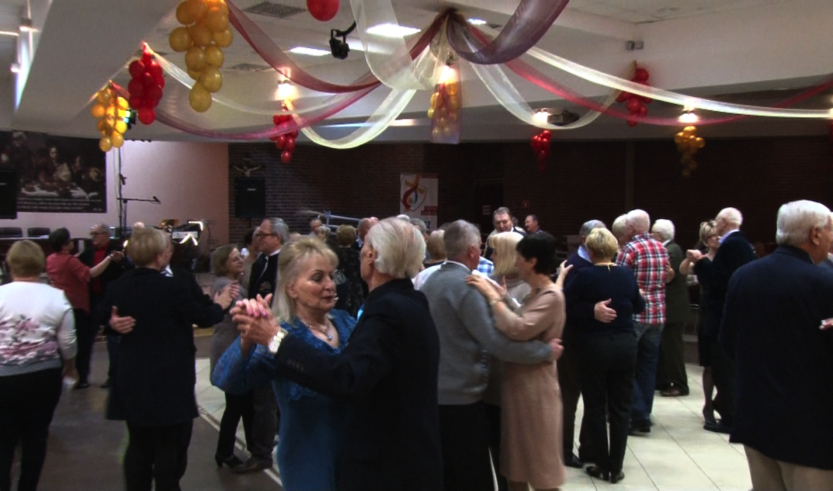 Seniorzy jedli pączki i bawili się do białego rana