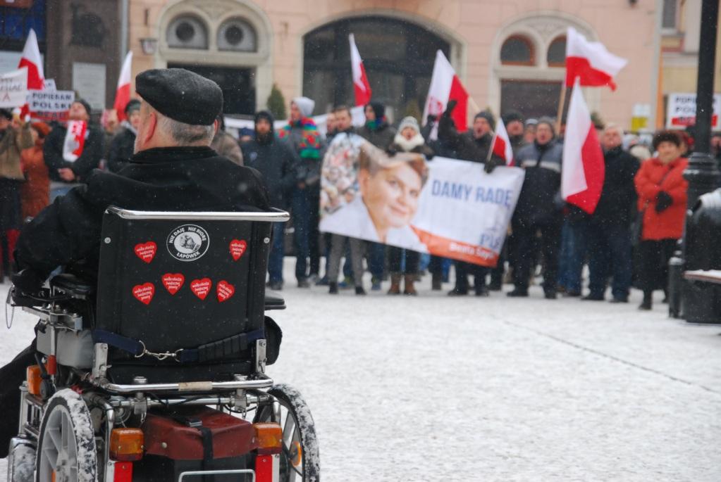 Starcie dwóch demonstracji. KOD i NARODOWCY w jednym miejscu.