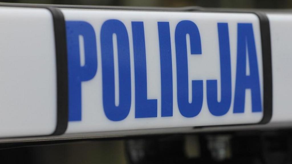 Policja: Spadł z dachu kradnąc blachę