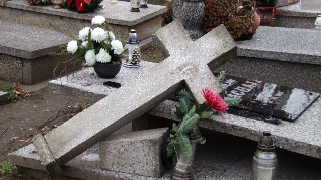 Cmentarz zniszczony przez wandali