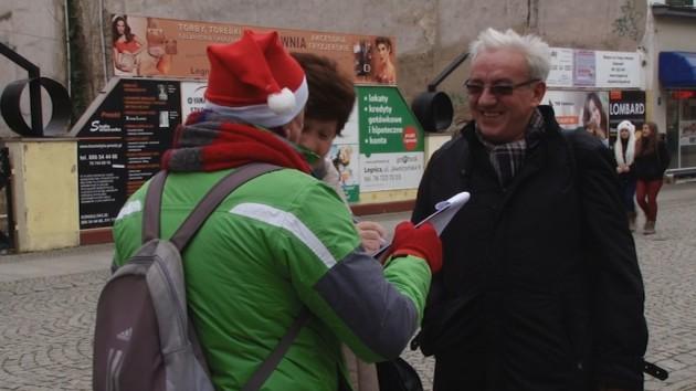 Seniorzy w czapkach św. Mikołajów zbierali podpisy